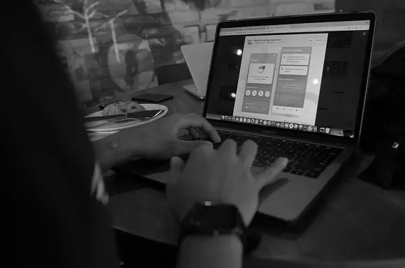 Imagen en blanco y negro de una persona escribiendo en un ordenador